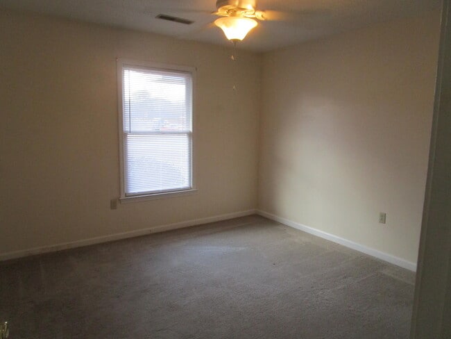 Building Photo - 40 Travis Ct