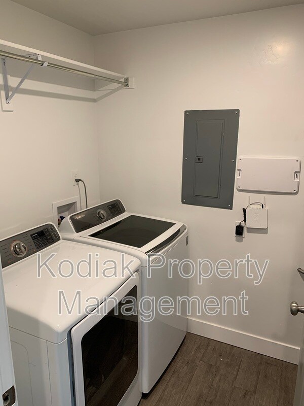 Building Photo - 875 S Depot St