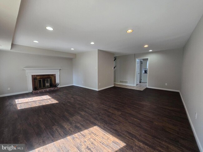Building Photo - 1006 Worthington Dr