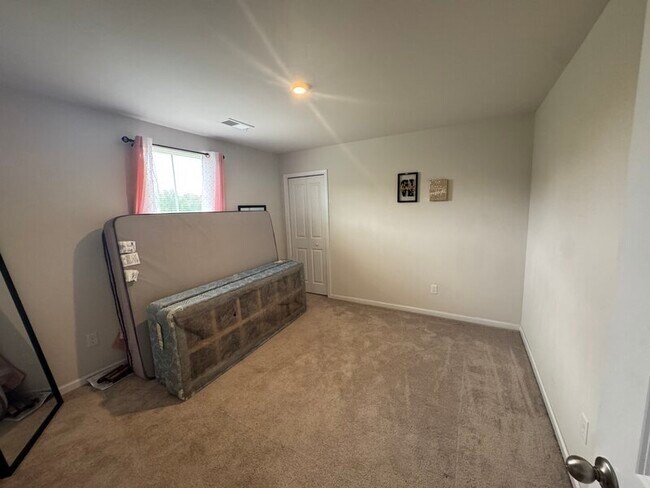 Building Photo - 102 Castlebrook Dr