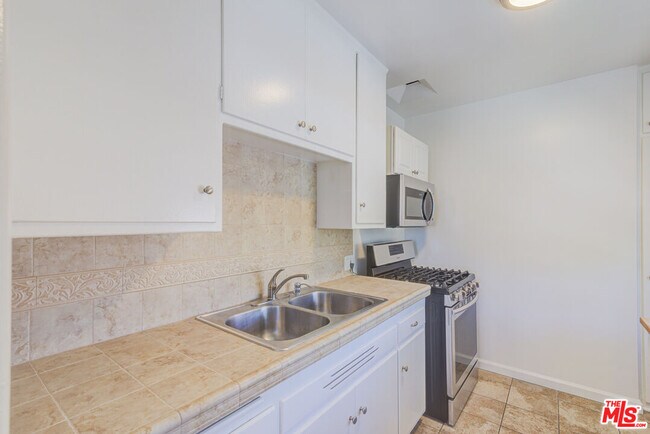 Building Photo - 1643 N Formosa Ave
