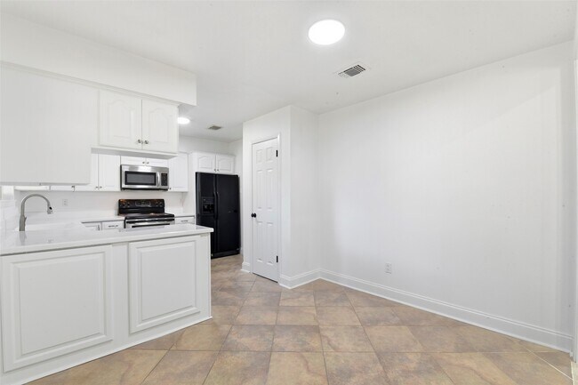 Building Photo - 16318 Cypress Point Dr