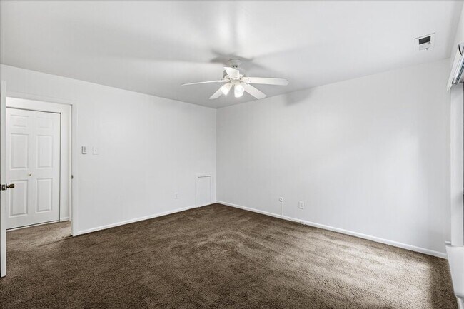 Building Photo - 703 Camelback Ct
