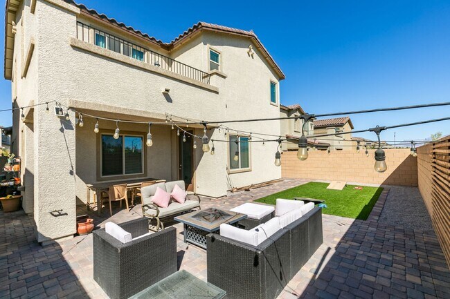Building Photo - Gated, 4bed + loft with Bedroom and Full bathroom downstairs. Skye Canyon