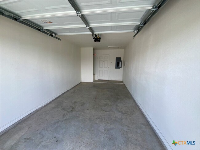 Building Photo - 2405 Alterman Dr