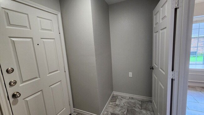 Building Photo - 3817 Yellowstone Pl