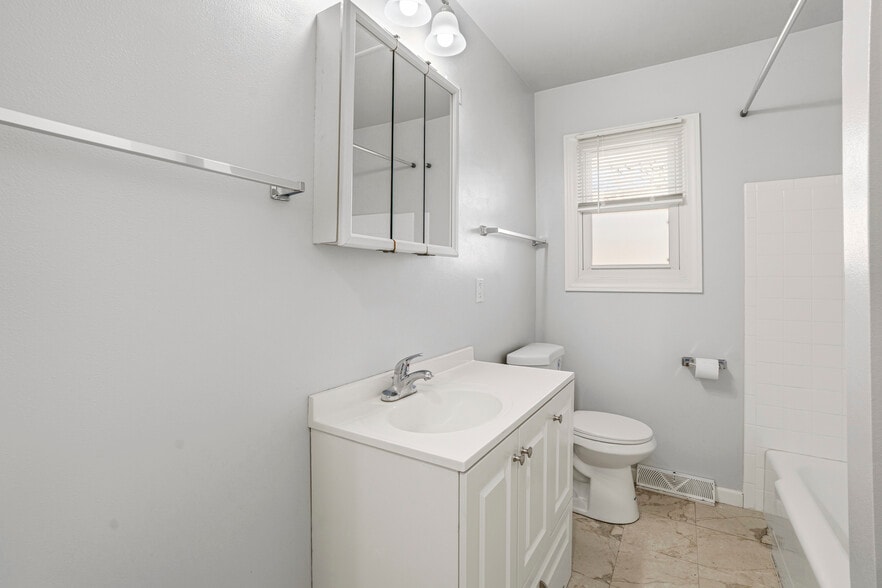 Building Photo - 3316 E Bottsford Ave