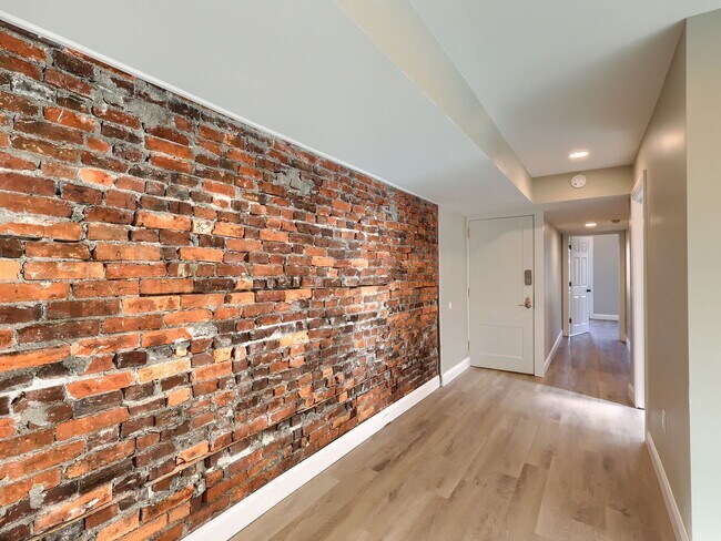 Building Photo - 612 N 2nd St