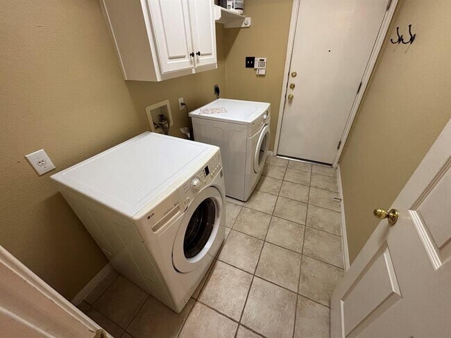 Building Photo - 2909 Yandall Dr