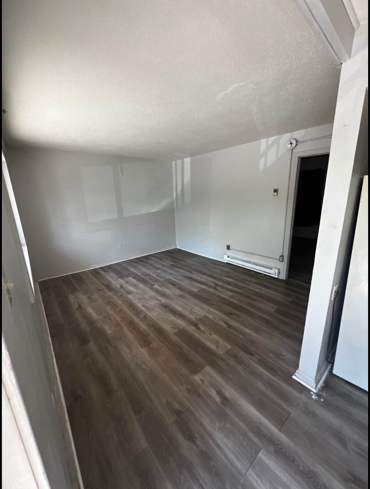 Living Room - 3935 Linden Ave