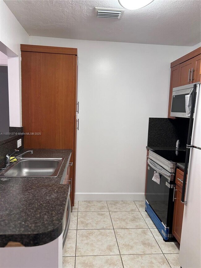 Building Photo - 6040 Shaker Wood Cir