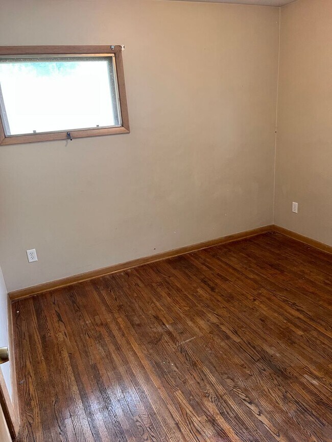 Building Photo - 2 Bedroom 1 Bath Condo