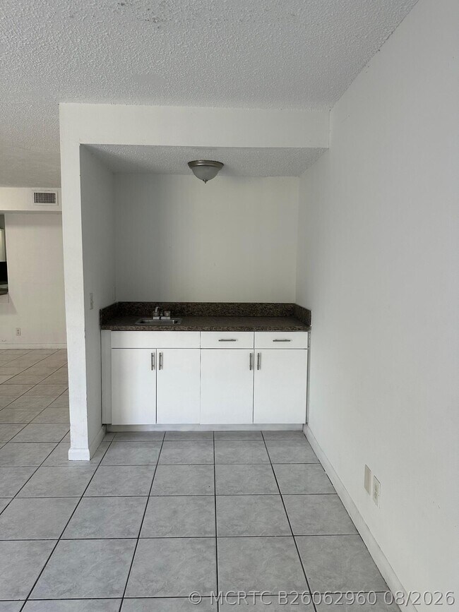 Building Photo - 931 SW 20th Ct