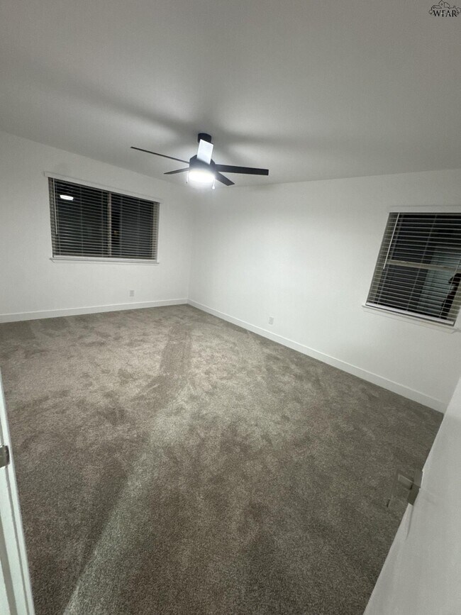 Building Photo - 4126 Lenore Dr