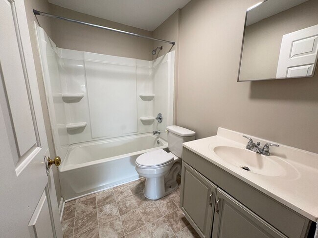 Building Photo - 2 Bedroom, 1 Bathroom House in High Point!