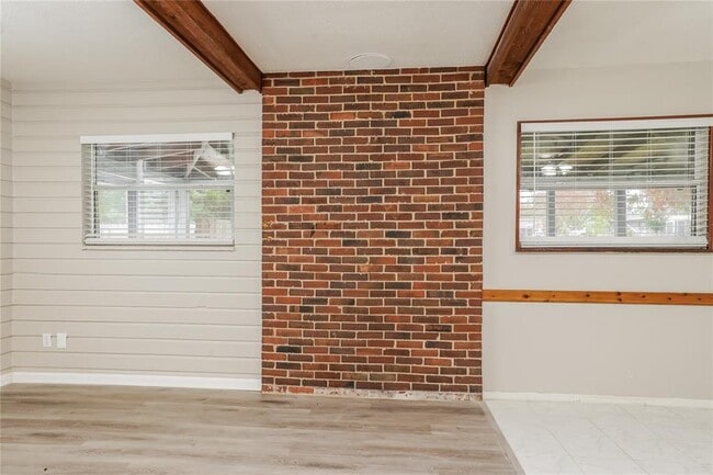 Building Photo - 1010 N Lavon Ave