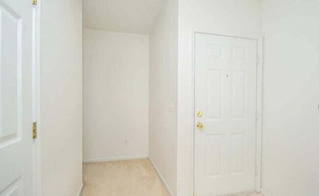 Building Photo - 1430 Fox Pointe Cir