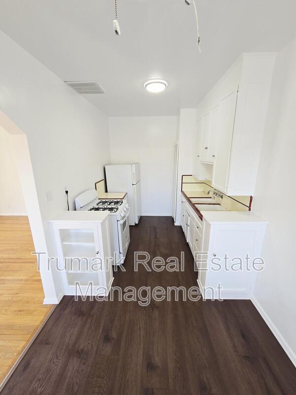 Building Photo - 410 E Harvard St