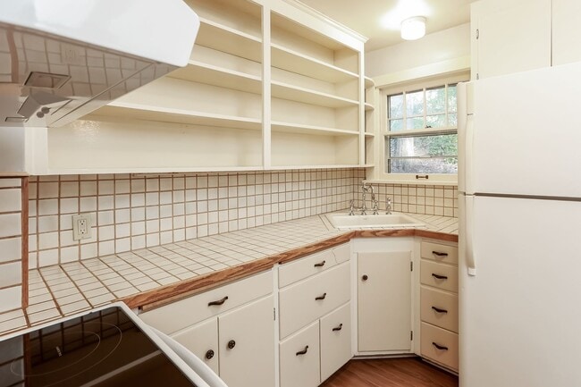 Building Photo - Charming 2 bed, 1 bath beautiful fir hardwood floors minutes to everything.