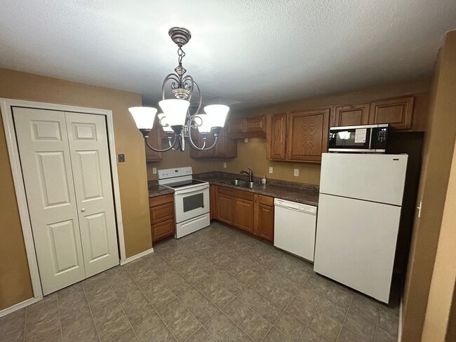 Building Photo - 2 bedroom Condo apartment in Fairwood-Rent...