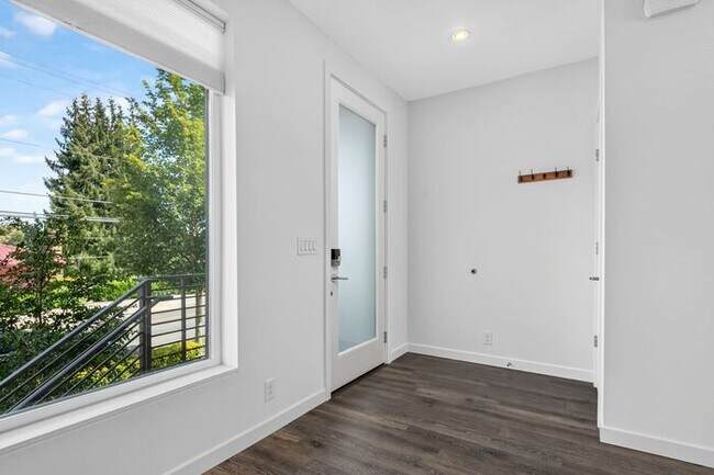 Building Photo - ULTRA-MODERN Air Conditioned Townhome in Beacon Hill (1st Month Free)