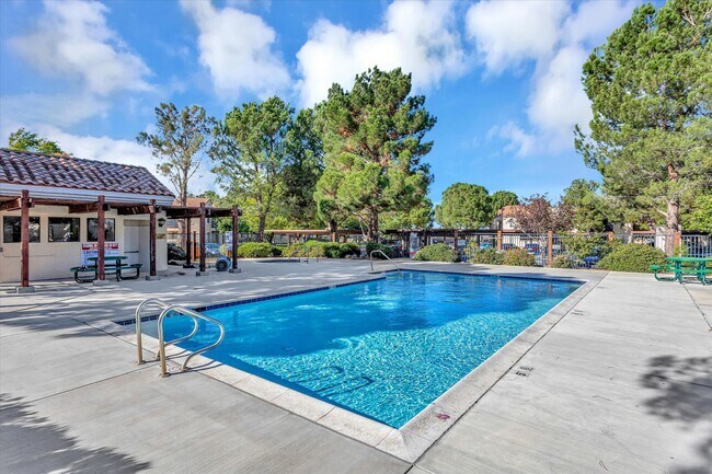 Building Photo - 2554 Olive Dr