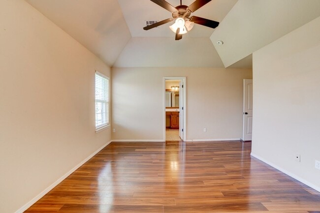 Building Photo - Tulsa Beauty Available Beginning of Januar...