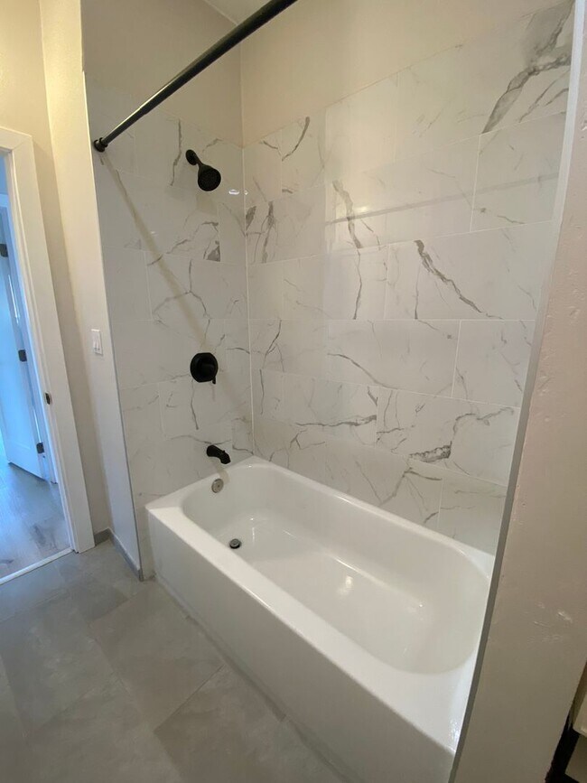 Building Photo - Renovated Beach house just a few blocks fr...