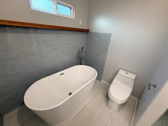 Building Photo - Newly remodeled three bedroom house in Wilmington ready to rent!