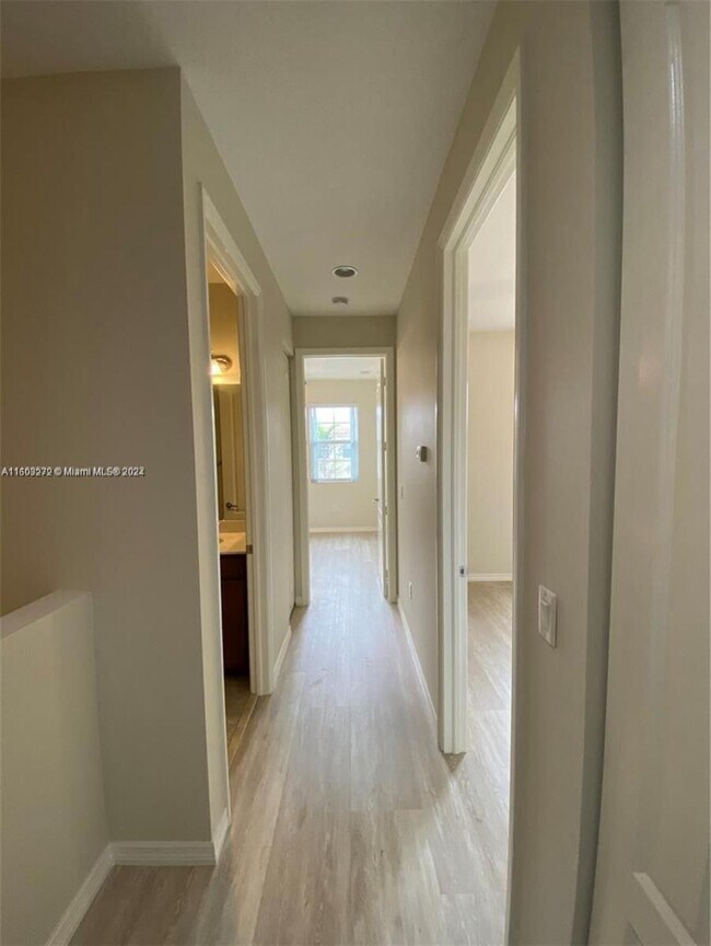 Building Photo - 5236 SW 77th Way