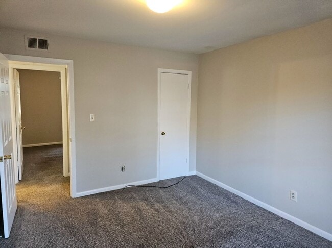 Building Photo - Newly renovated 2 bedroom, 1 bath duplex i...