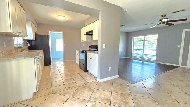 Building Photo - Charming Corner Lot Home in Deland- Near T...