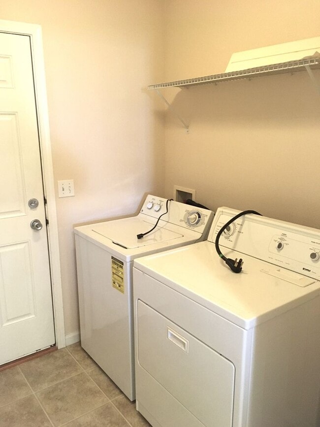 Building Photo - Spacious 2-bed, 2-bath duplex available for June!