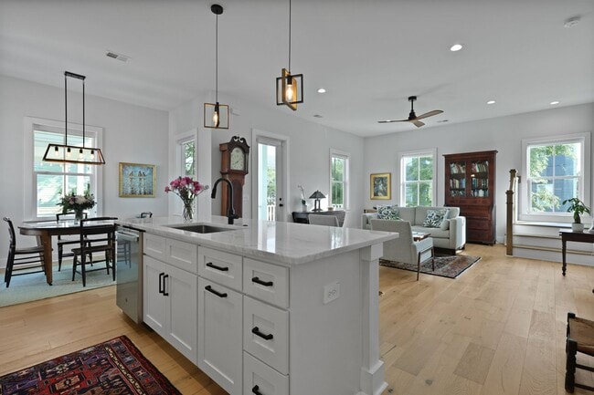 Building Photo - Elevated Charleston Charmer