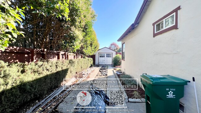 Building Photo - Beautiful 3 bedroom home with large backyard and garage