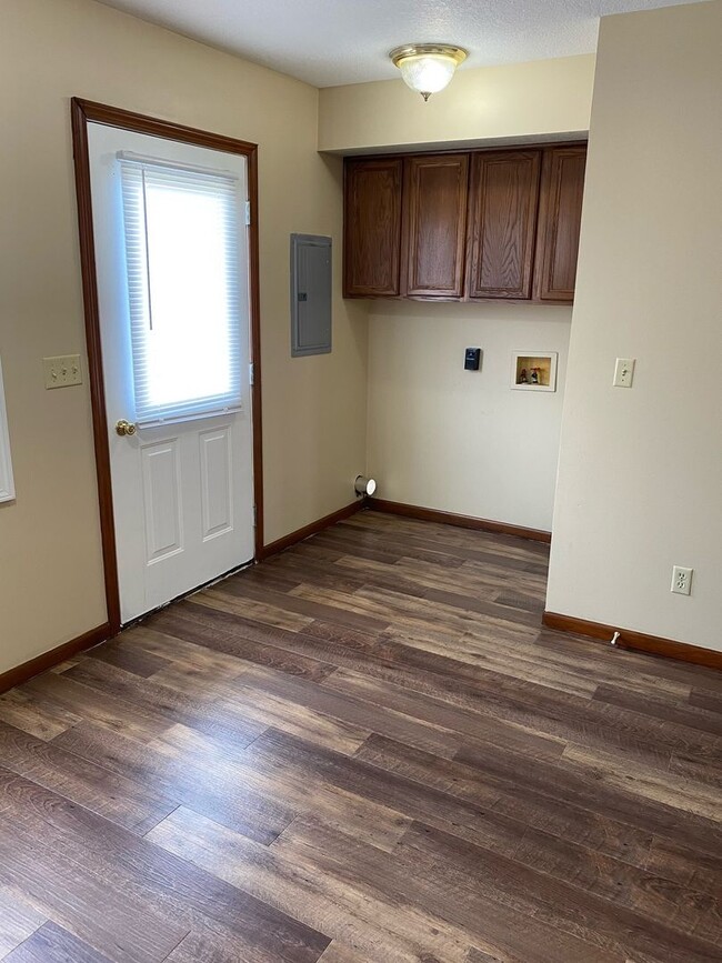 Building Photo - New Listing!! Apartment in Albion!!