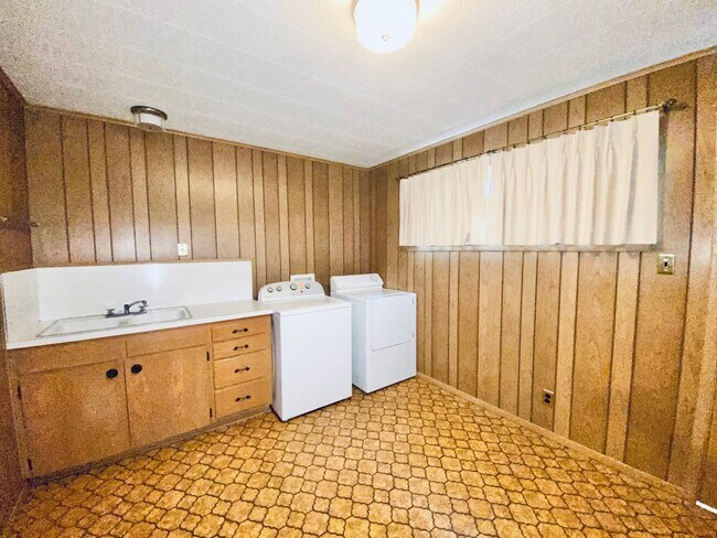 Building Photo - HUGA, Adorable 4 bedroom 3 bath home plus bonus room! MUST SEE to appreciate!