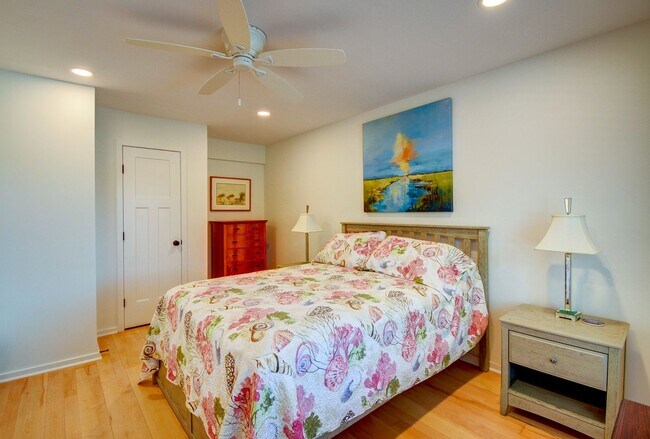 Building Photo - Seasonal Rental: Total Relaxation with Sou...