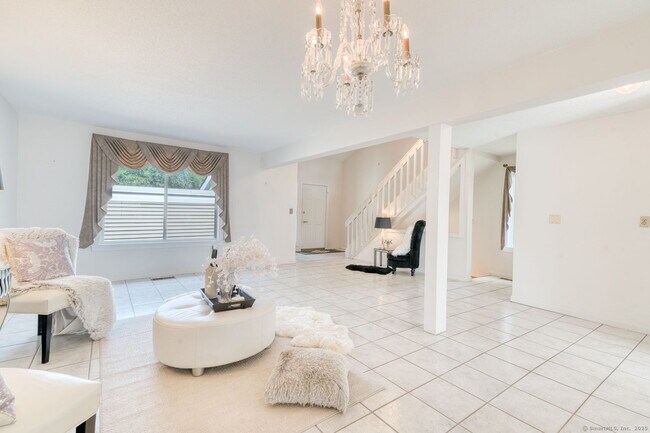 Building Photo - 592 Mountain Rd