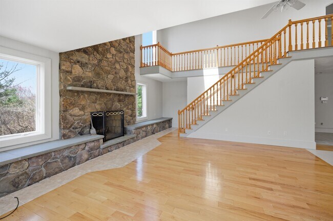 Building Photo - 564 Main St