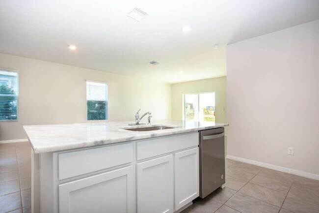 Building Photo - Spacious 5-Bed Retreat with Granite Elegance in Lakewood Ranch