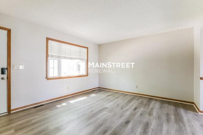 Building Photo - 3 Bedroom Pet-Friendly Home in LEES SUMMIT, MO with Main Street Renewal