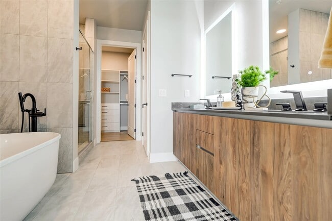 Building Photo - 510 W 20th St