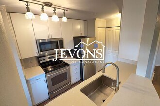 Building Photo - Available Now - 2BR/1.5BA Condo in Kirkland