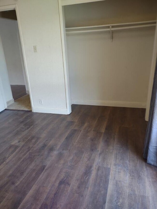 Building Photo - Refurbished 2bd Apartment in 4-Plex Building