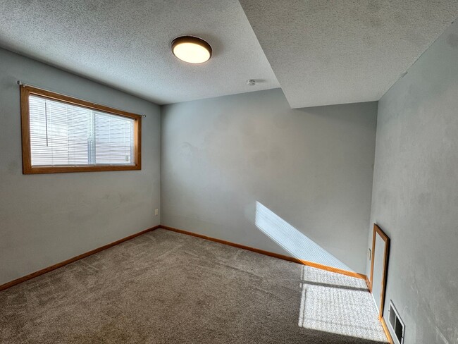 Building Photo - Charming 2 Bedroom Townhome in Cottage Gro...