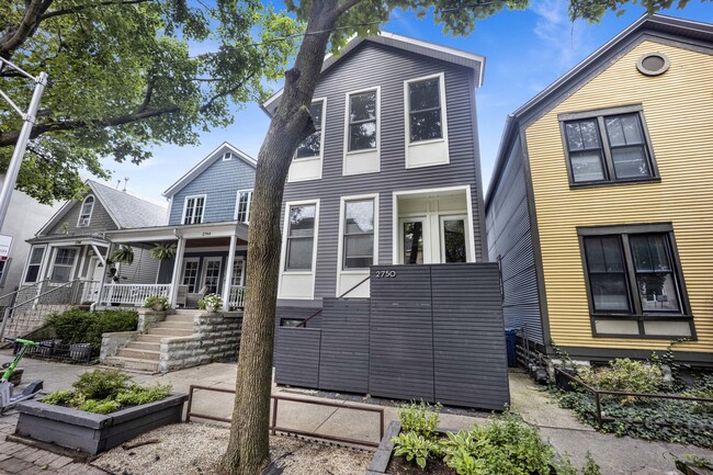Building Photo - 2750 N Kenmore Ave