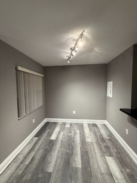 Building Photo - 2831 N Oakland Forest Dr