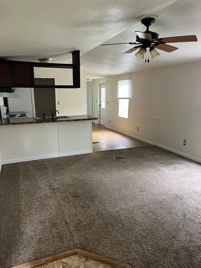 Building Photo - Well maintained mobile home