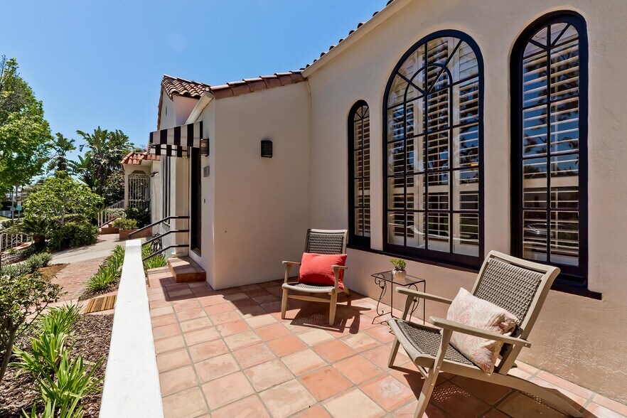 Building Photo - 119 N Almont Dr